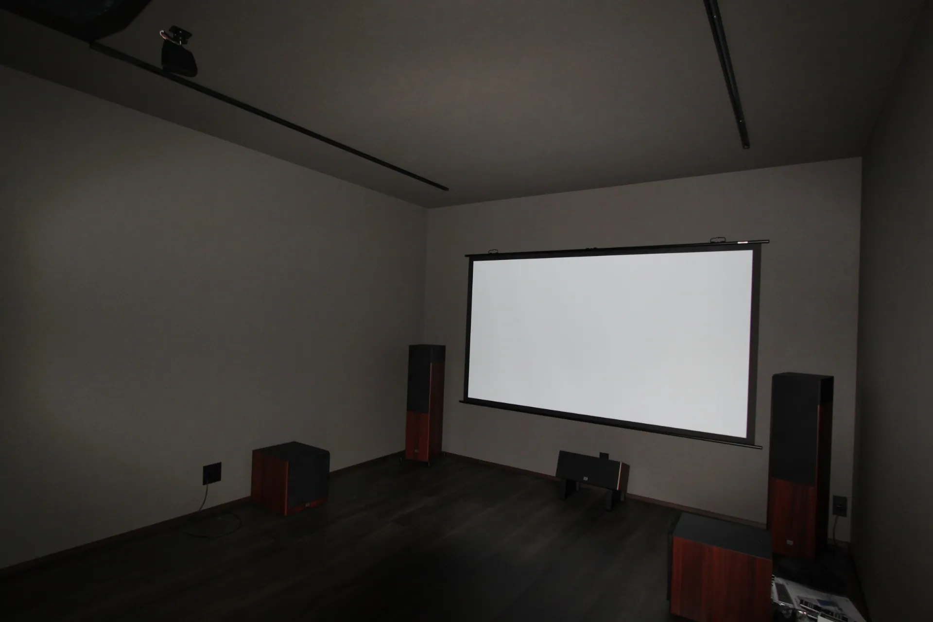 お客様のご要望で防音のシアタールームを設置しました。