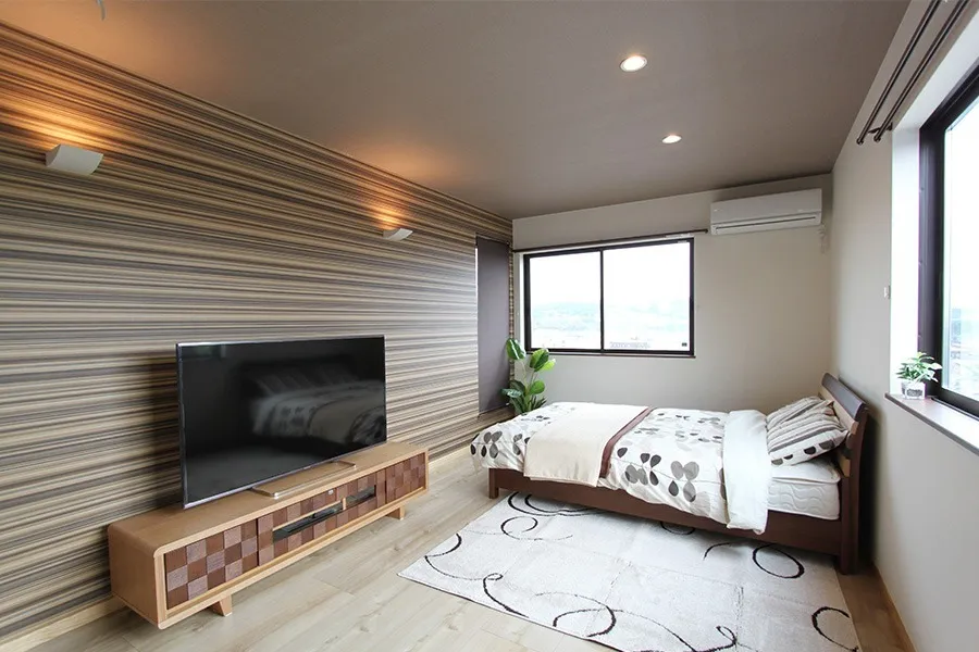 壁のクロス使いに遊び心が感じられる寝室